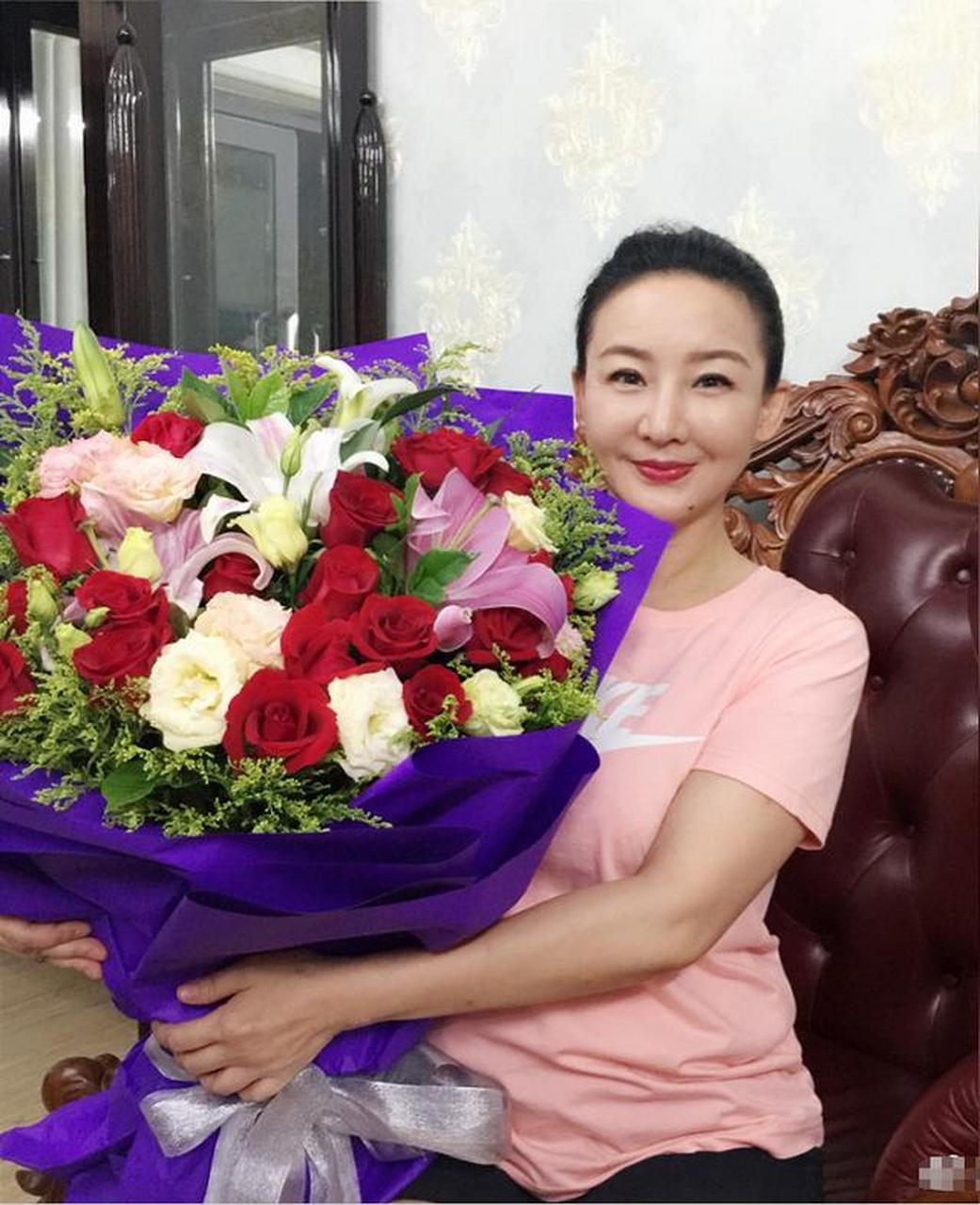 著名喜剧小品演员买红妹实际上是个标准的美人