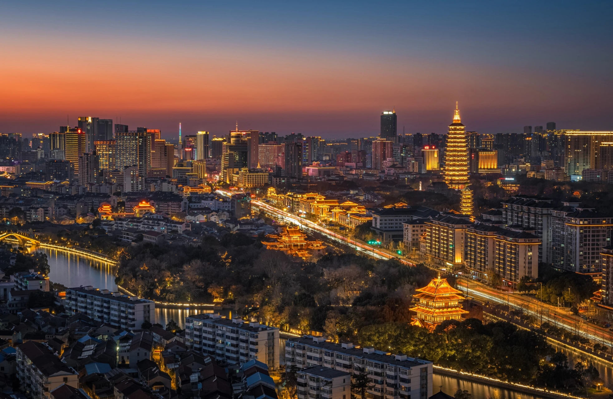 天宁寺塔—文笔塔—仰苏阁同框(图1-图3)从常州的citywalk开始龙年