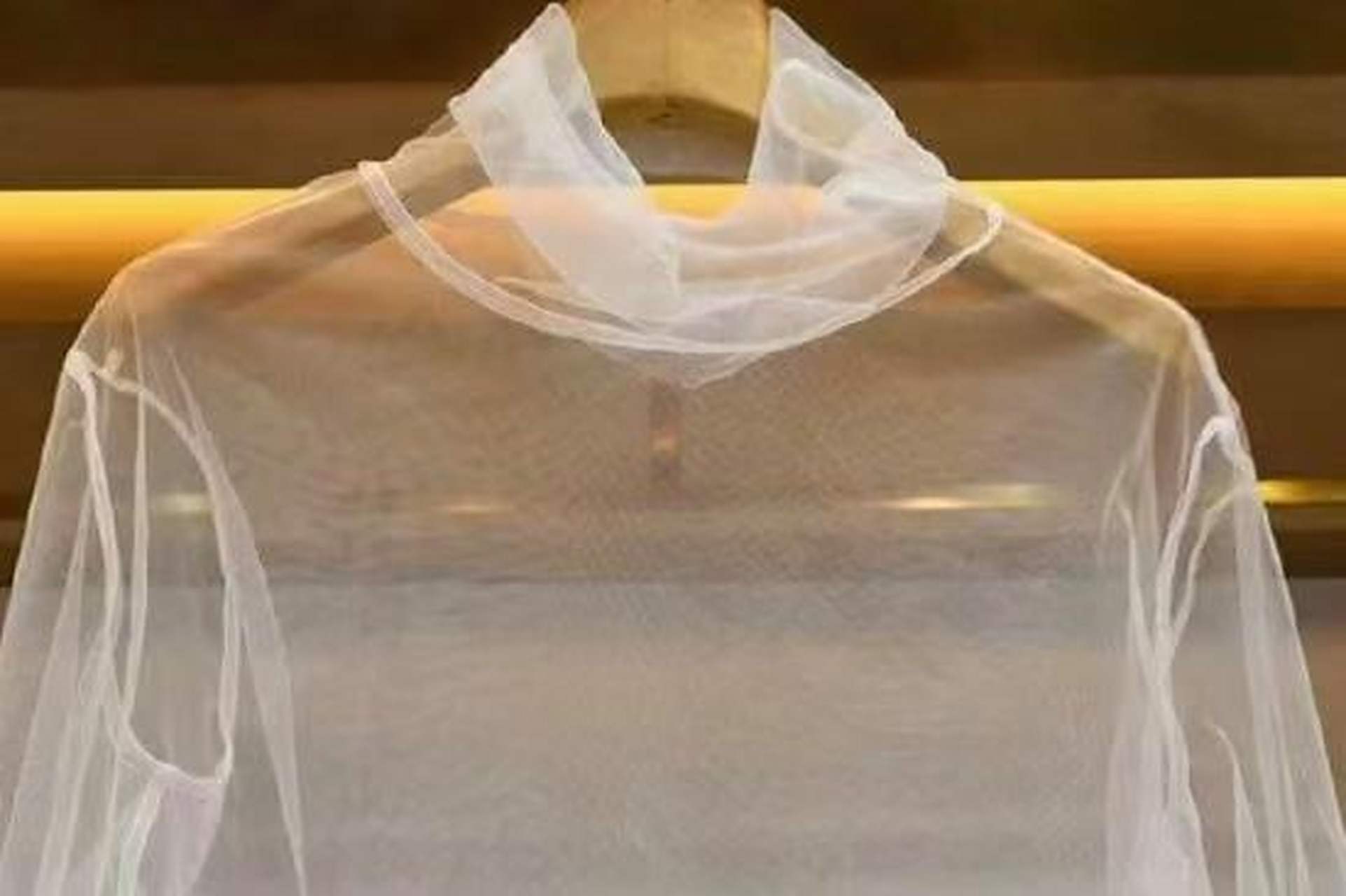 女朋友花了几百买的新衣服,怎么是透明的啊