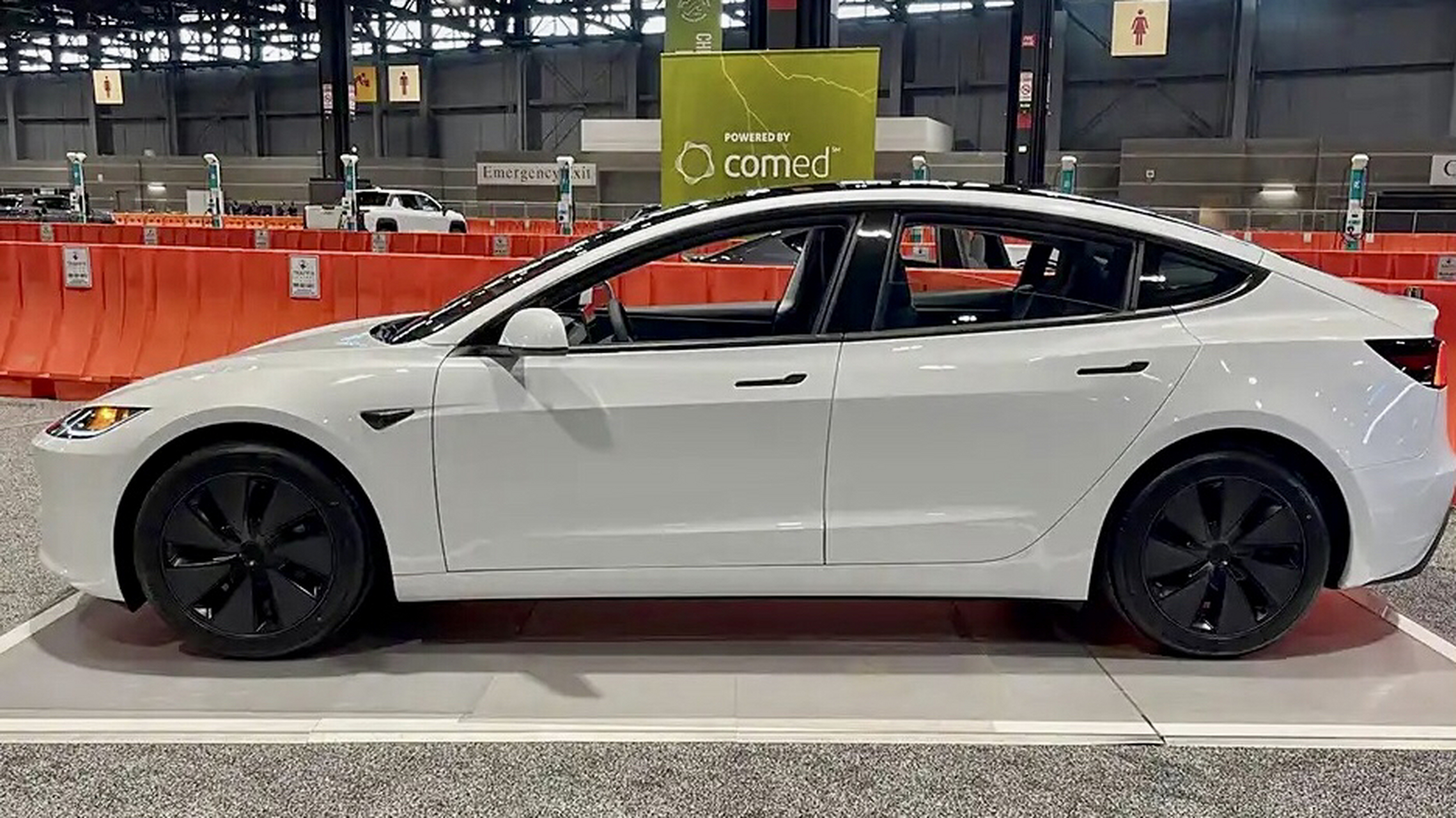 新一代的特斯拉model3,外观看着确实比老款时尚很多,尤其前脸由以前前