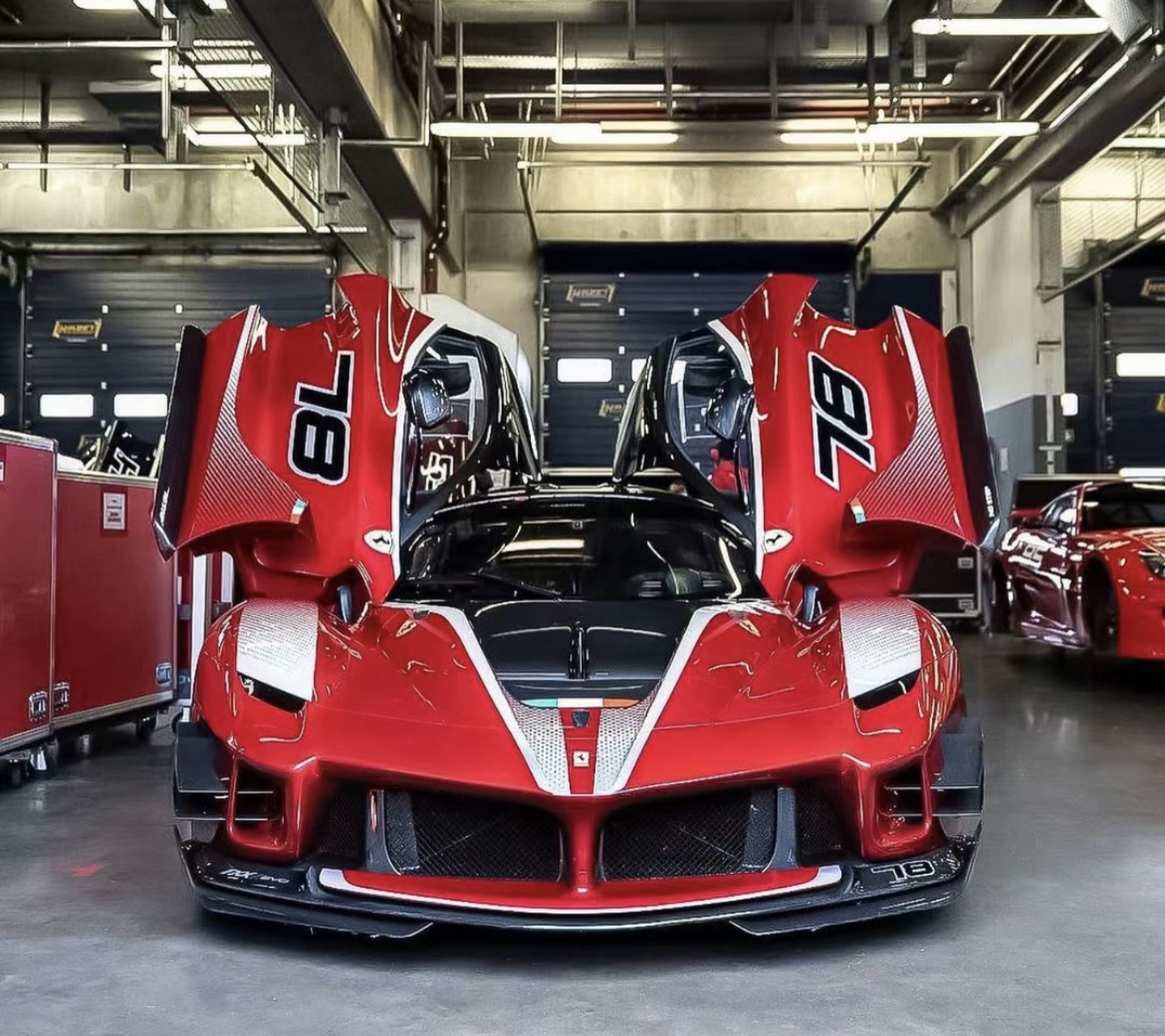 法拉利fxx k evo夸张的外形设计可以使得它在极速状态下产生830公斤的