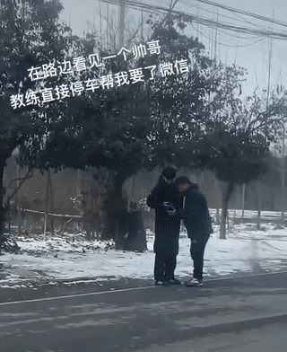 河南女子练车偶遇帅气男生，教练直接停车帮要微信，女子笑喊稳稳拿下-有驾