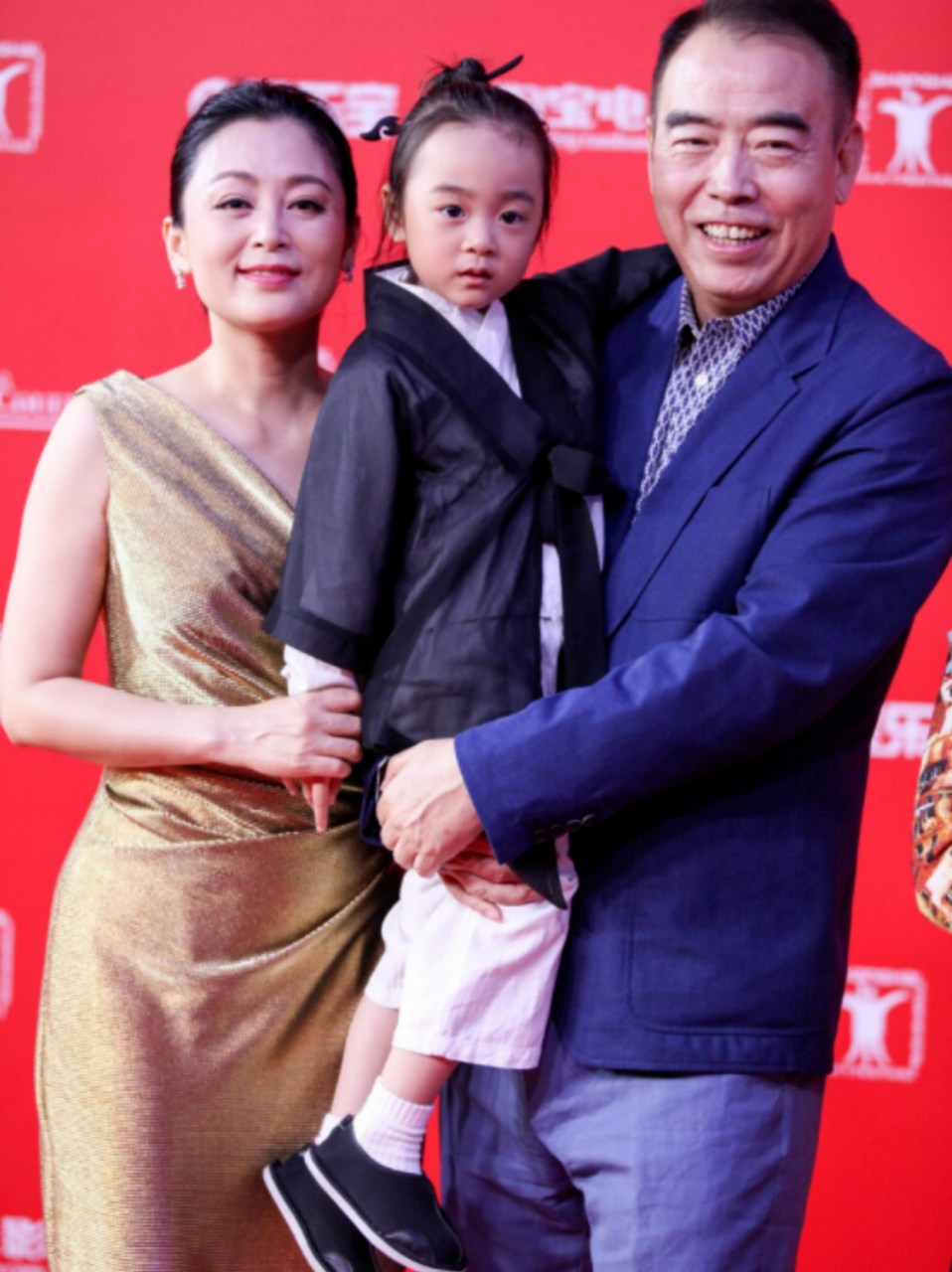 1996年,陈凯歌向倪萍坦白道:"我爱上了陈红,她怀了我的孩子,我必须对