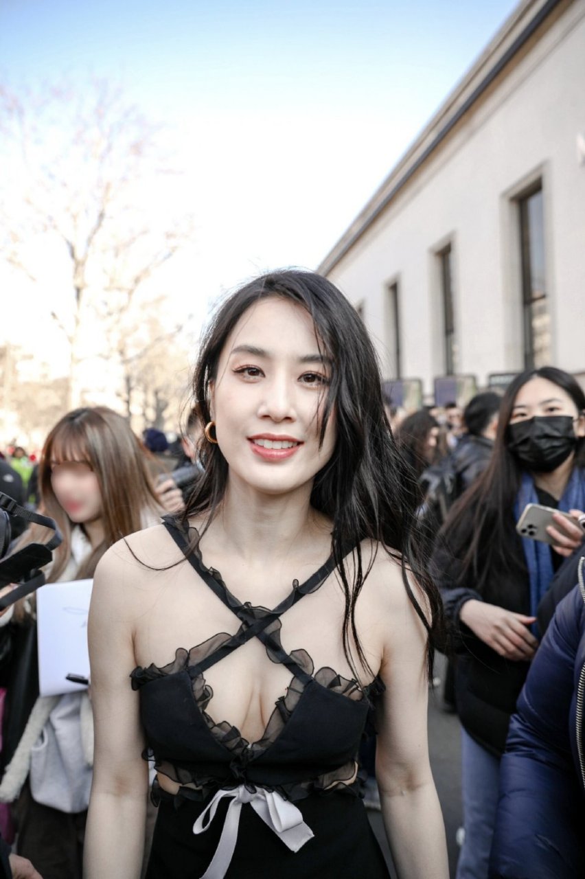 女神黄圣依,23年巴黎时装周近距离实拍生图,姐姐身材火辣,皮肤白皙