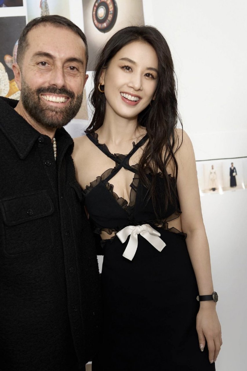 女神黄圣依,23年巴黎时装周近距离实拍生图,姐姐身材火辣,皮肤白皙