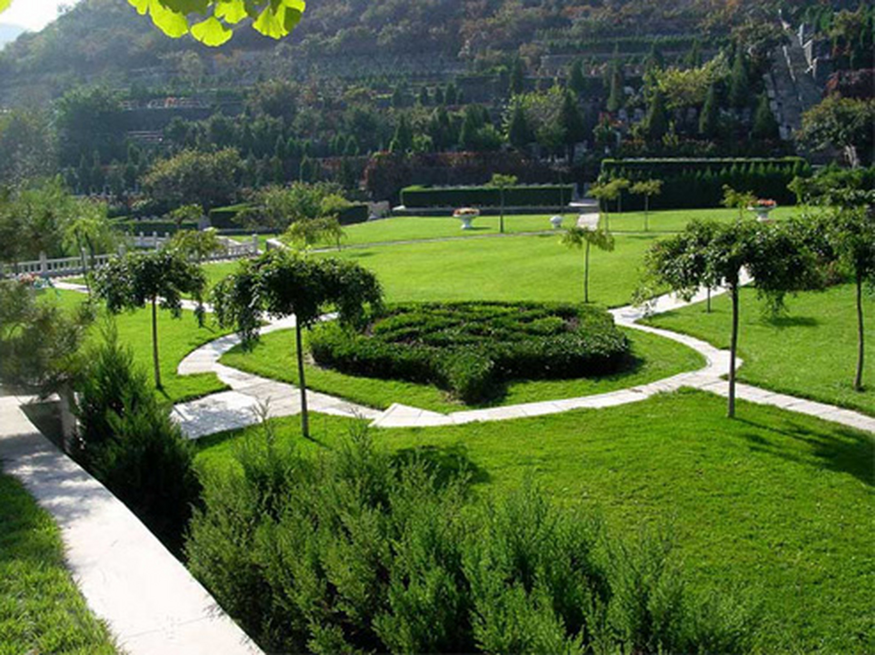 万佛华侨陵园——九龙山脉之上的安息之地,距北京市区仅20公里.