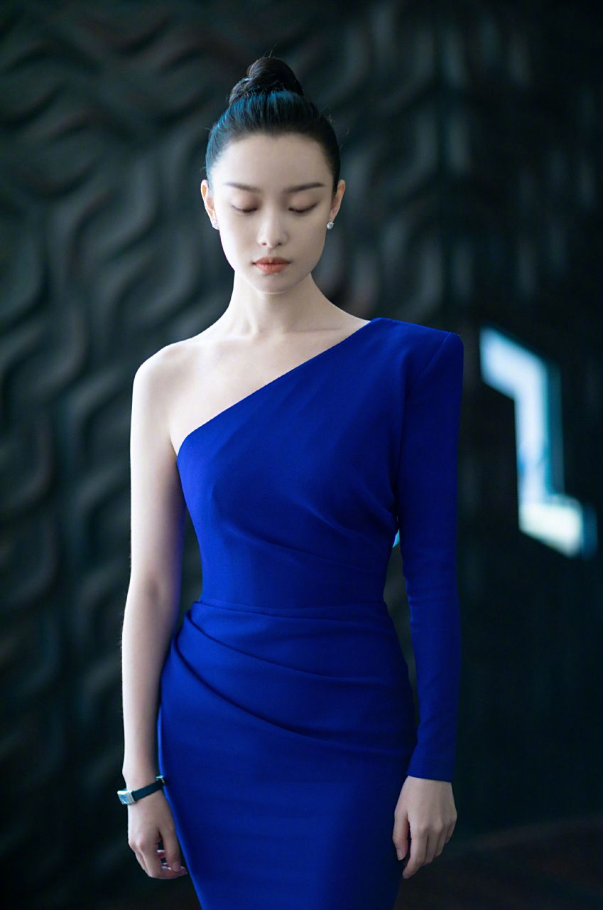 倪妮肩颈美背精致诱人,长发高高盘起显明艳大气.