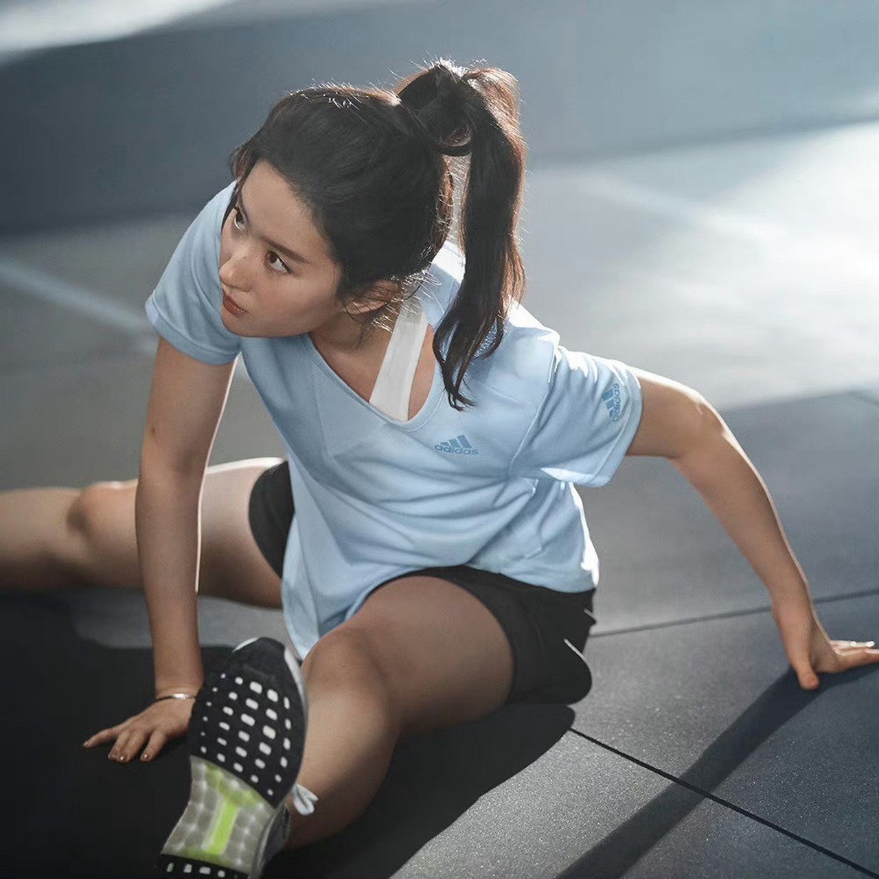 健身达人刘亦菲,认真的样子好帅!