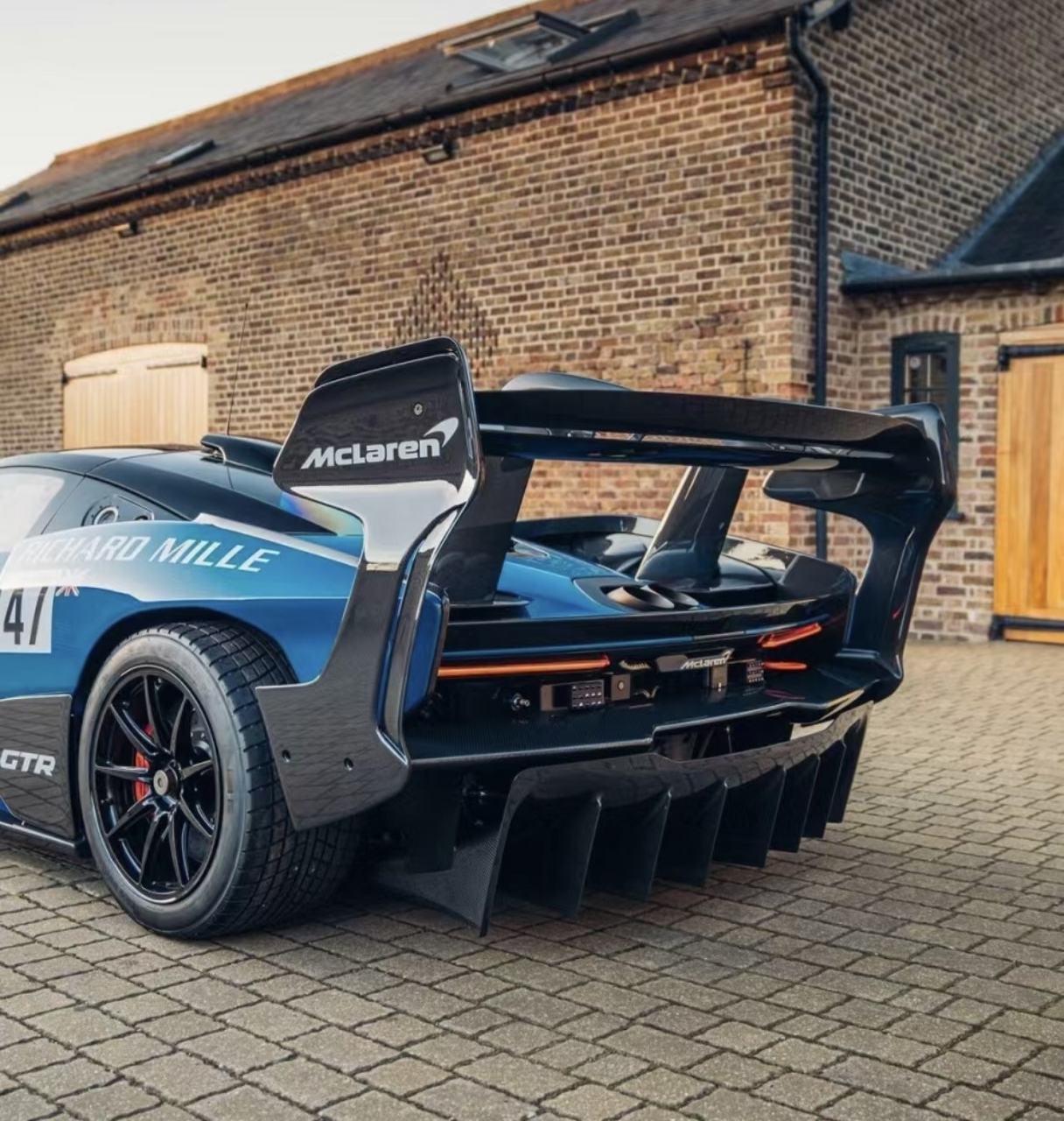 硕大的尾翼,凶狠的风刀…迈凯伦塞纳gtr很容易让人印象深刻95