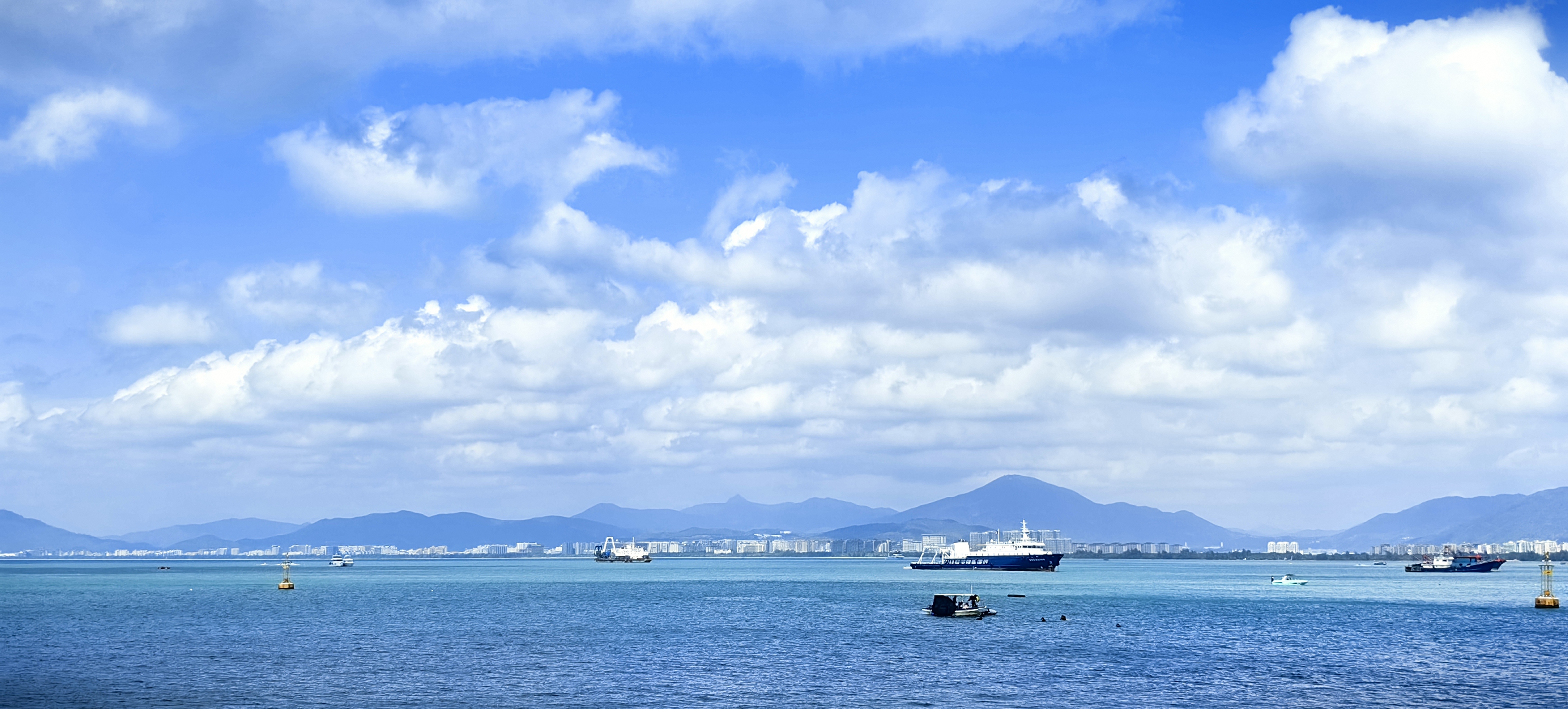 用对联记录旅行 上联 三亚风光蓝天白云大海三压台港澳