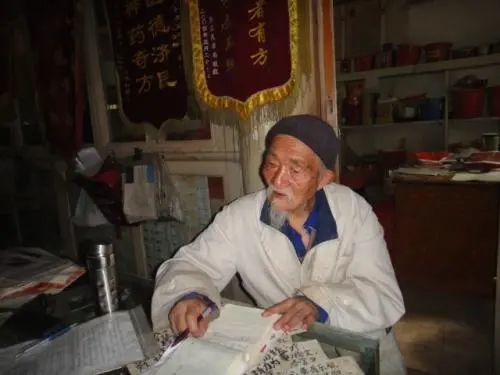 乡村老中医驾鹤西去,乡亲泣送,标志着宁可架上药蒙尘时代的结束