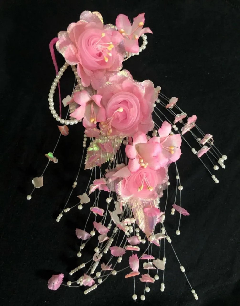 90年代初,觉得这种新娘"头花"土土的,有红色和粉色两种,尤其是和婚纱