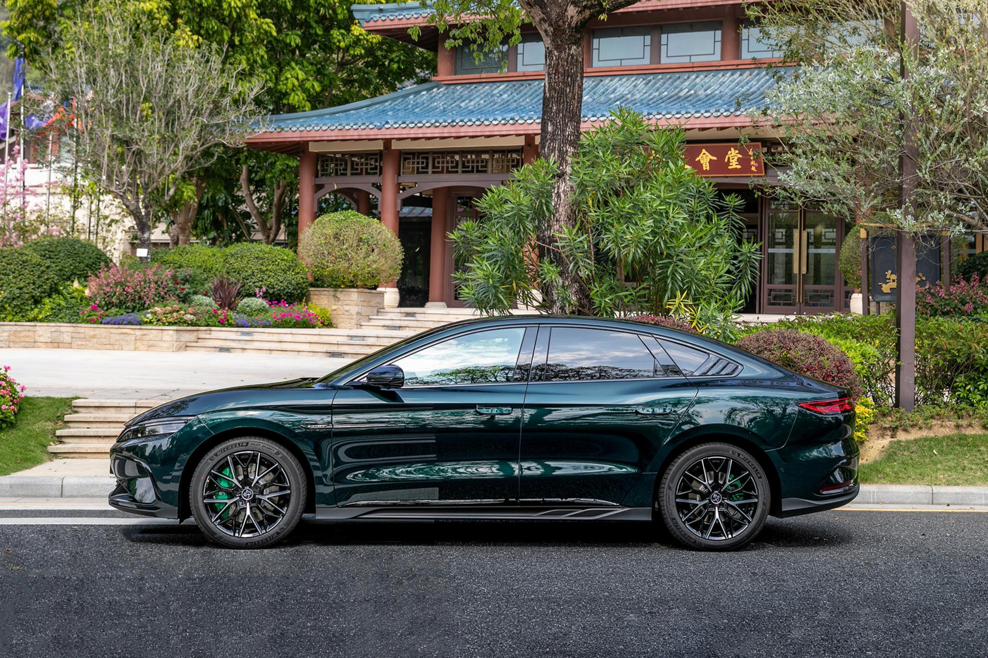 宾利车主因经济纠纷对宝马车主进行殴打,被比亚迪汉车主律师制止.