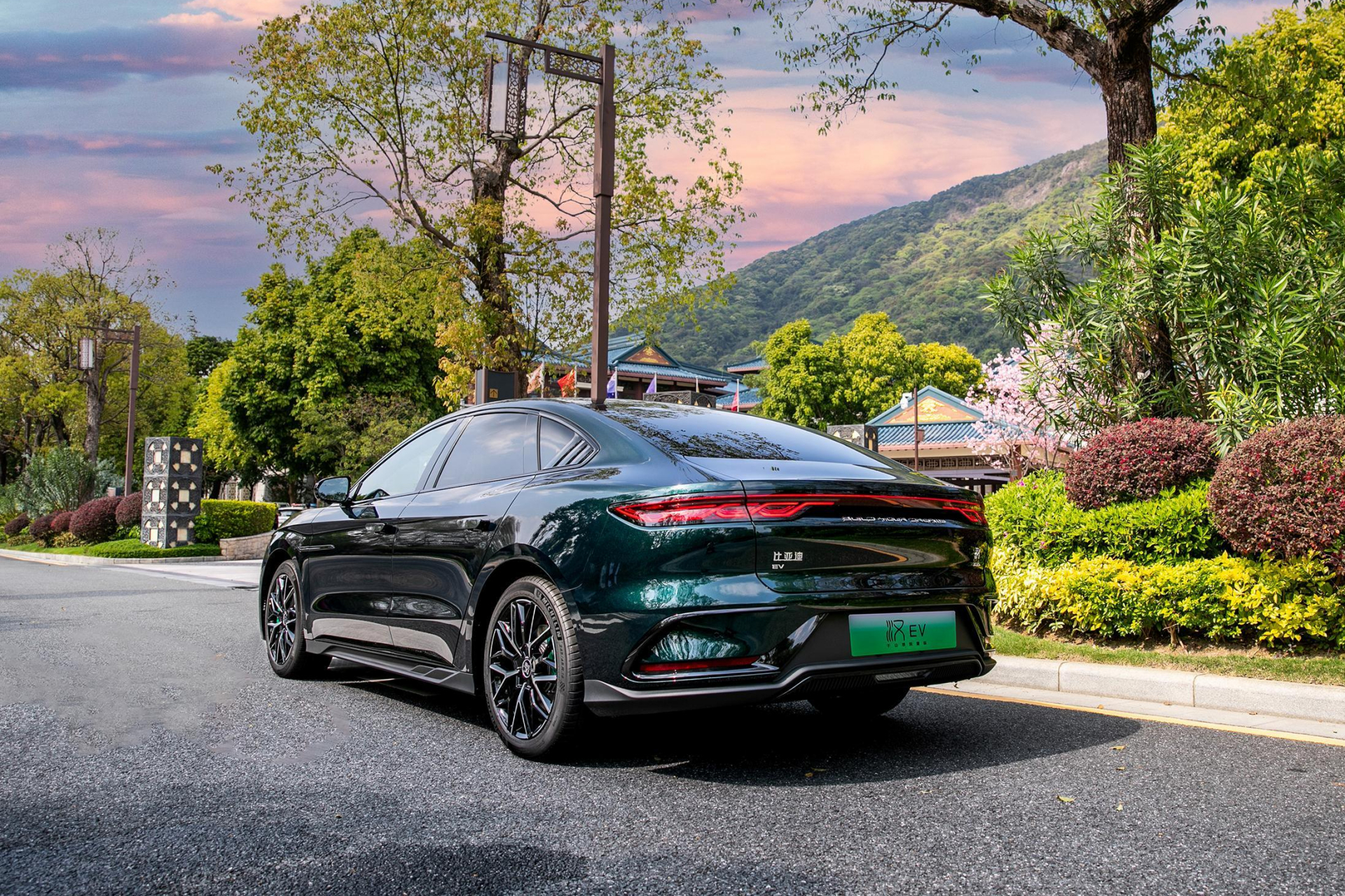 宾利车主因经济纠纷对宝马车主进行殴打,被比亚迪汉车主律师制止.