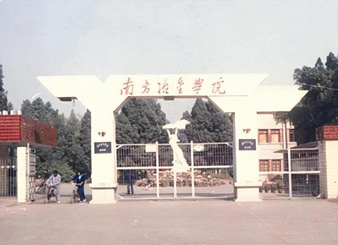 回顾拾荒老人沉迷绘画40年妻子绝望携子离开专家水平一般