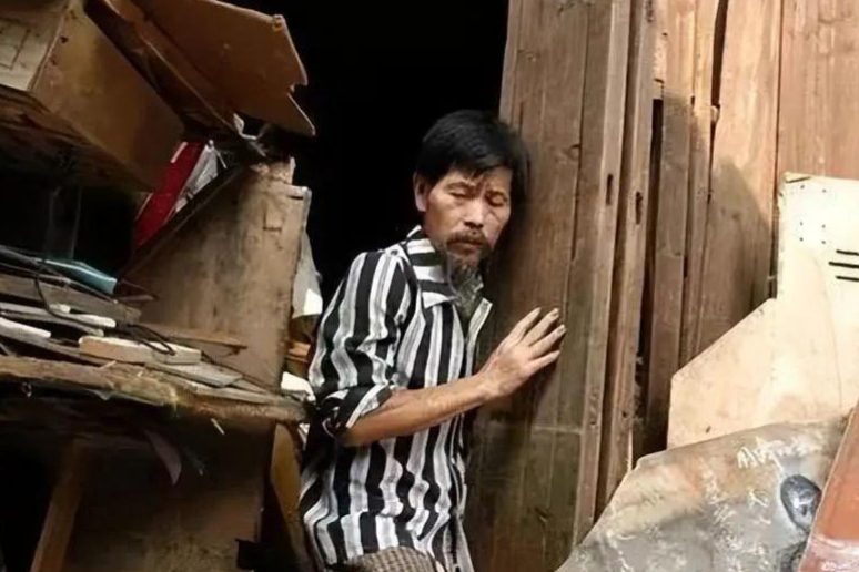 学校也不想希望继续让徐荣发任教,一年的工作合同到期后,校方没有继续