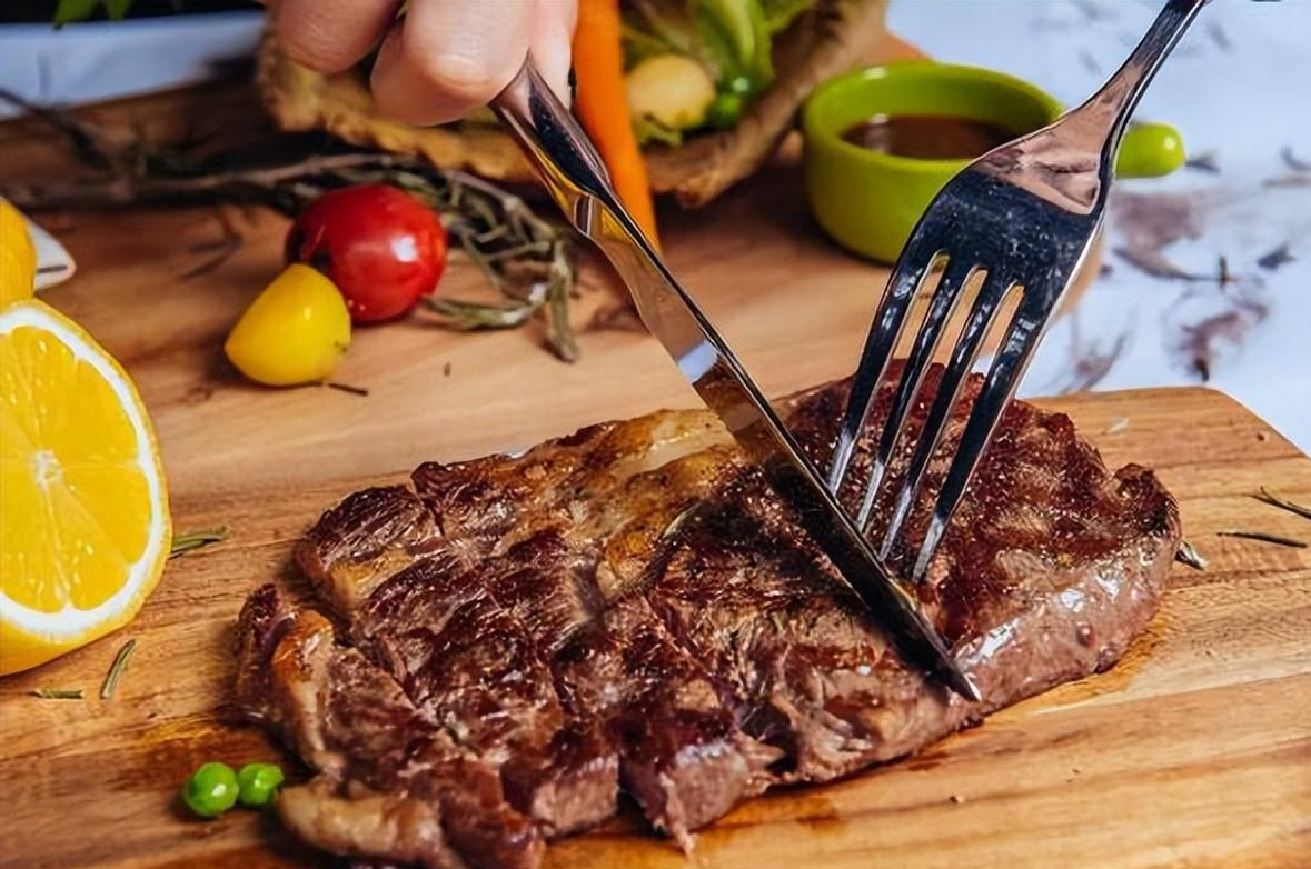 在西方人的眼中,使用刀叉用餐仿佛成为了他们的专利,然而根据相关记载