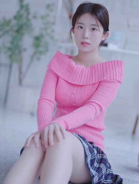 粉色毛衣格子短裙清新甜美