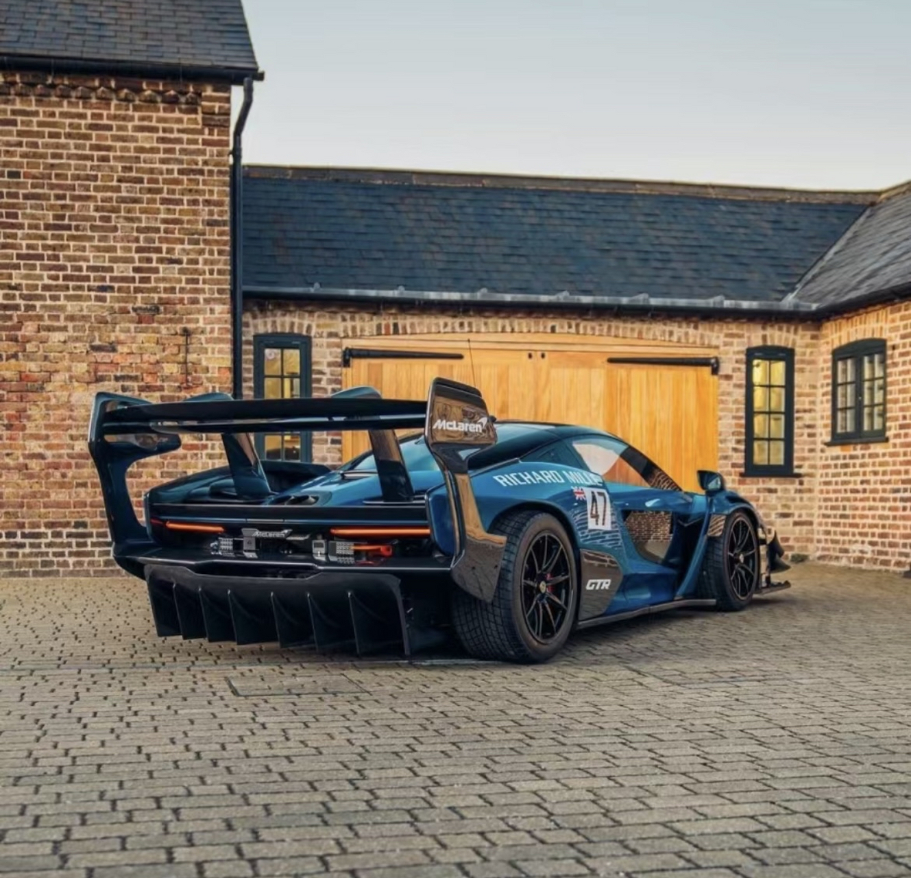 硕大的尾翼,凶狠的风刀…迈凯伦塞纳gtr很容易让人印象深刻95