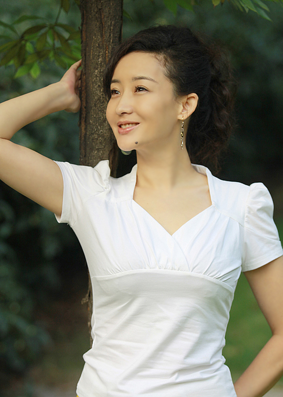 著名喜剧小品演员买红妹实际上是个标准的美人
