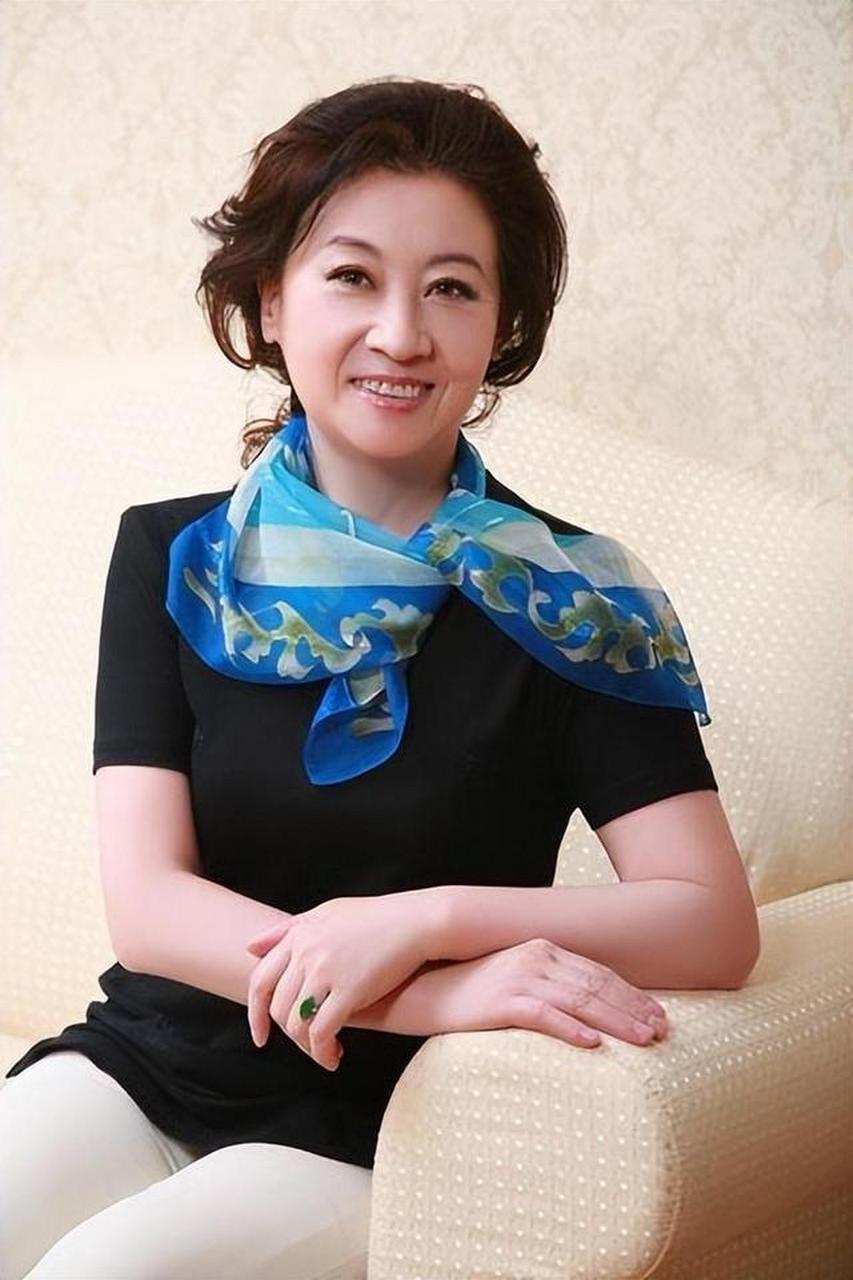 1989年,张悦考入央视,任《为您服务》节目主持人.