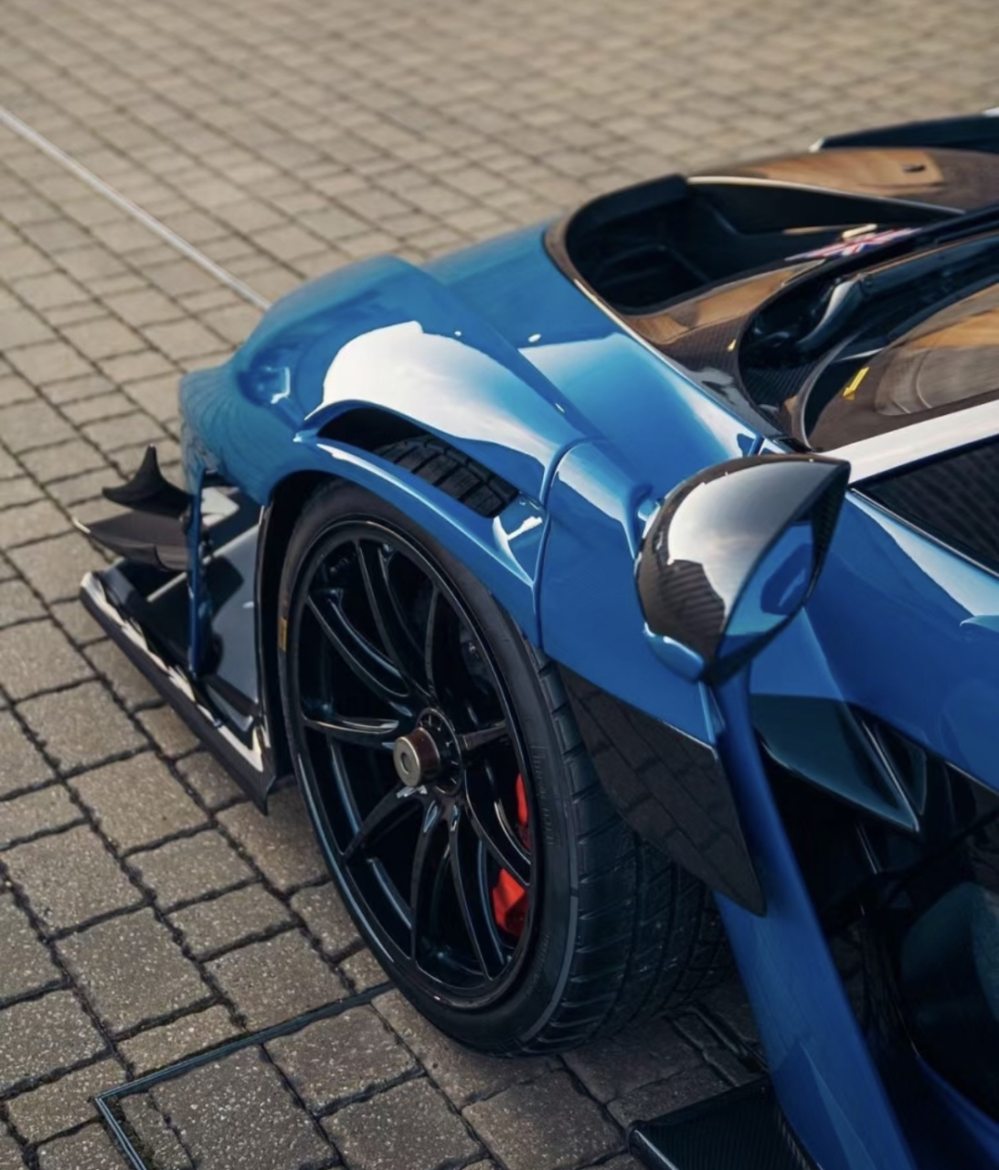 硕大的尾翼,凶狠的风刀…迈凯伦塞纳gtr很容易让人印象深刻95