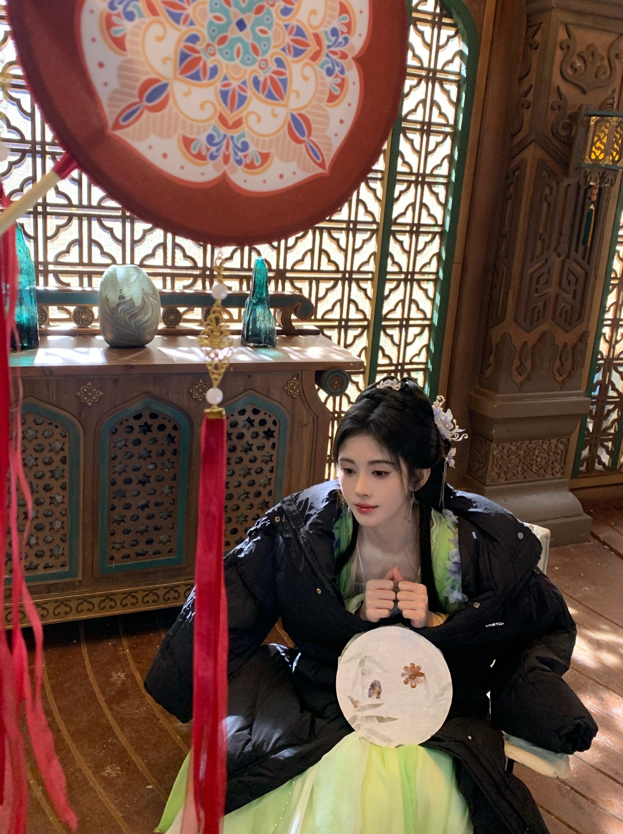 鞠婧祎工作间隙元宵彩蛋[嘻嘻]果然四千年的美女还是更适合古装