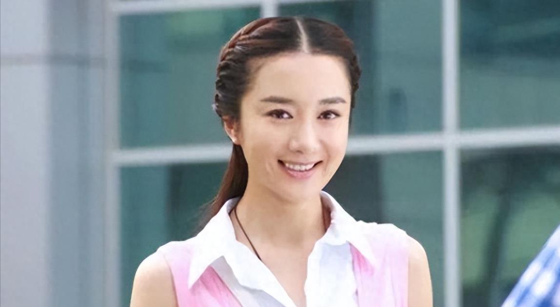 李依晓整个后脑勺的皮肉都被扯掉,脸也血肉模糊,她浑身战栗,陷入了