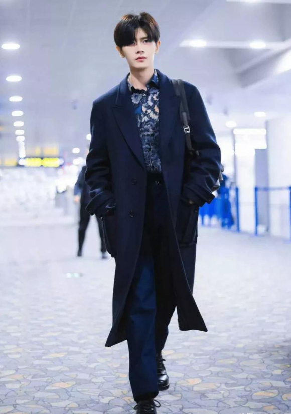 看完32岁肖战和34岁任嘉伦秀场生图才明白什么叫顶级骨相