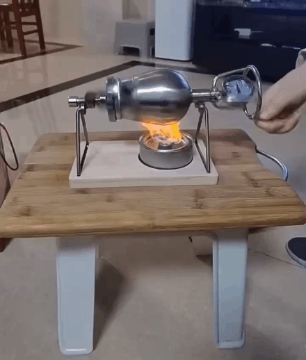 这种迷你爆米花机和老式的是一模一样,操作方式也都一样,所以父母一看