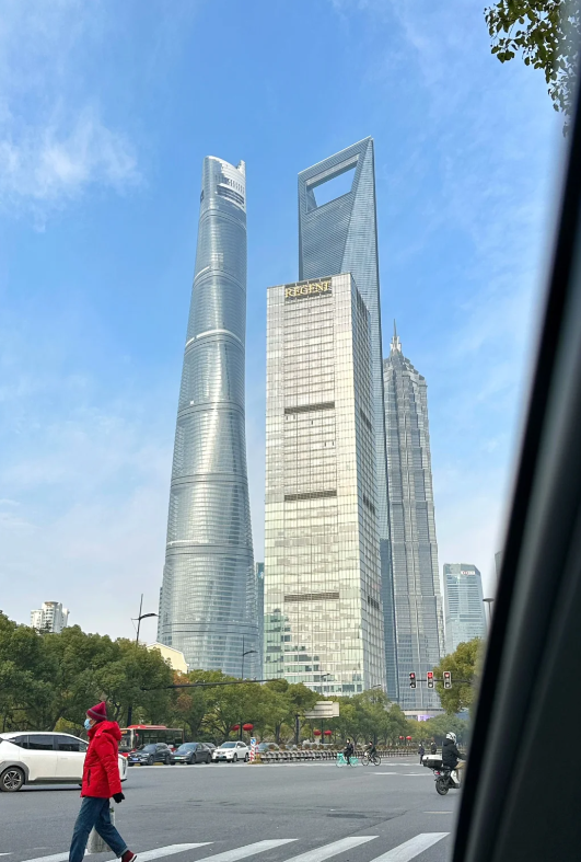 上海中心大厦顶楼被冻住了?最新回应:有冰雪坠落,已封闭部分出入口