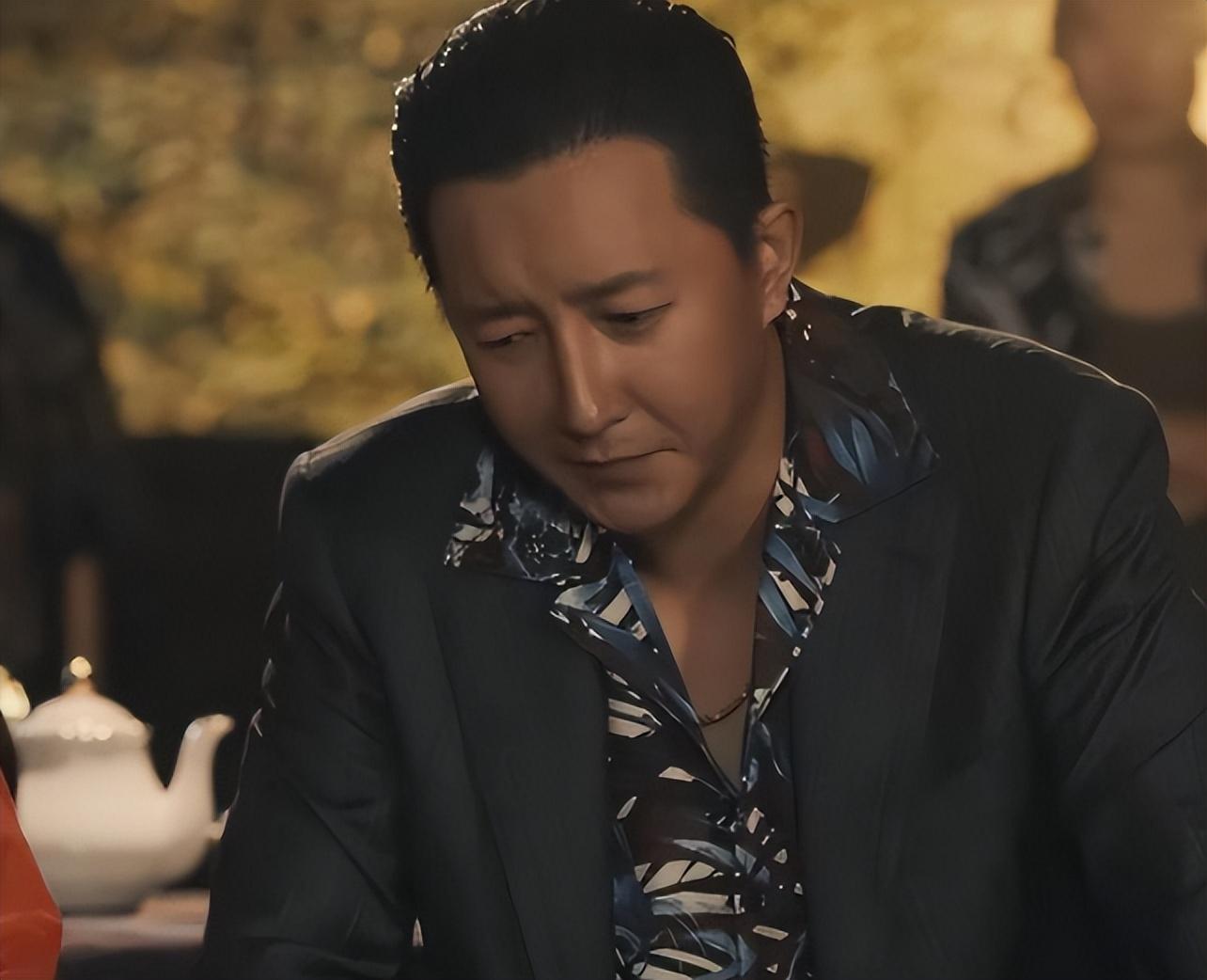 这部刑侦剧在开播之后热度便很高,也是霸榜电视剧热播榜榜首的存在