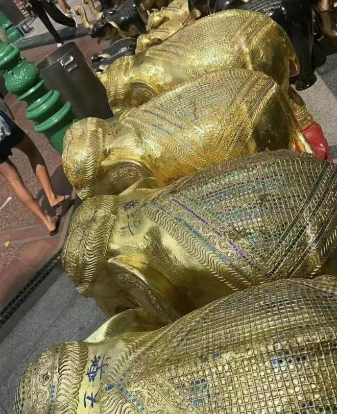 王石夫妇泰国下跪拜佛还愿,田朴珺脖颈纹身瞩目,3岁女儿疑随行