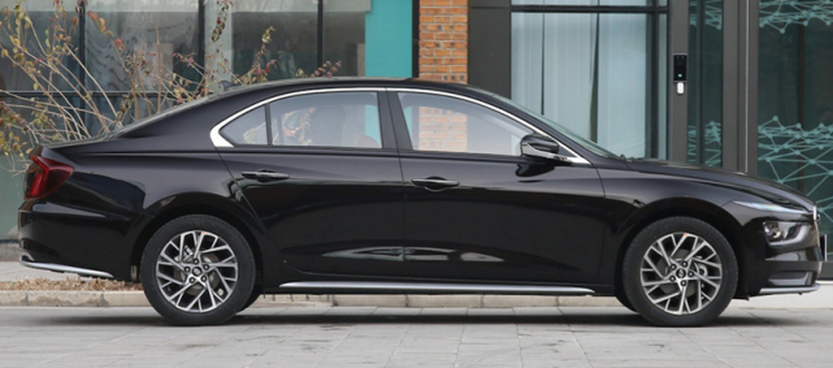 北京现代名图曾是热门的家用车型,但换代后销量惨淡.2021款名图搭载1.