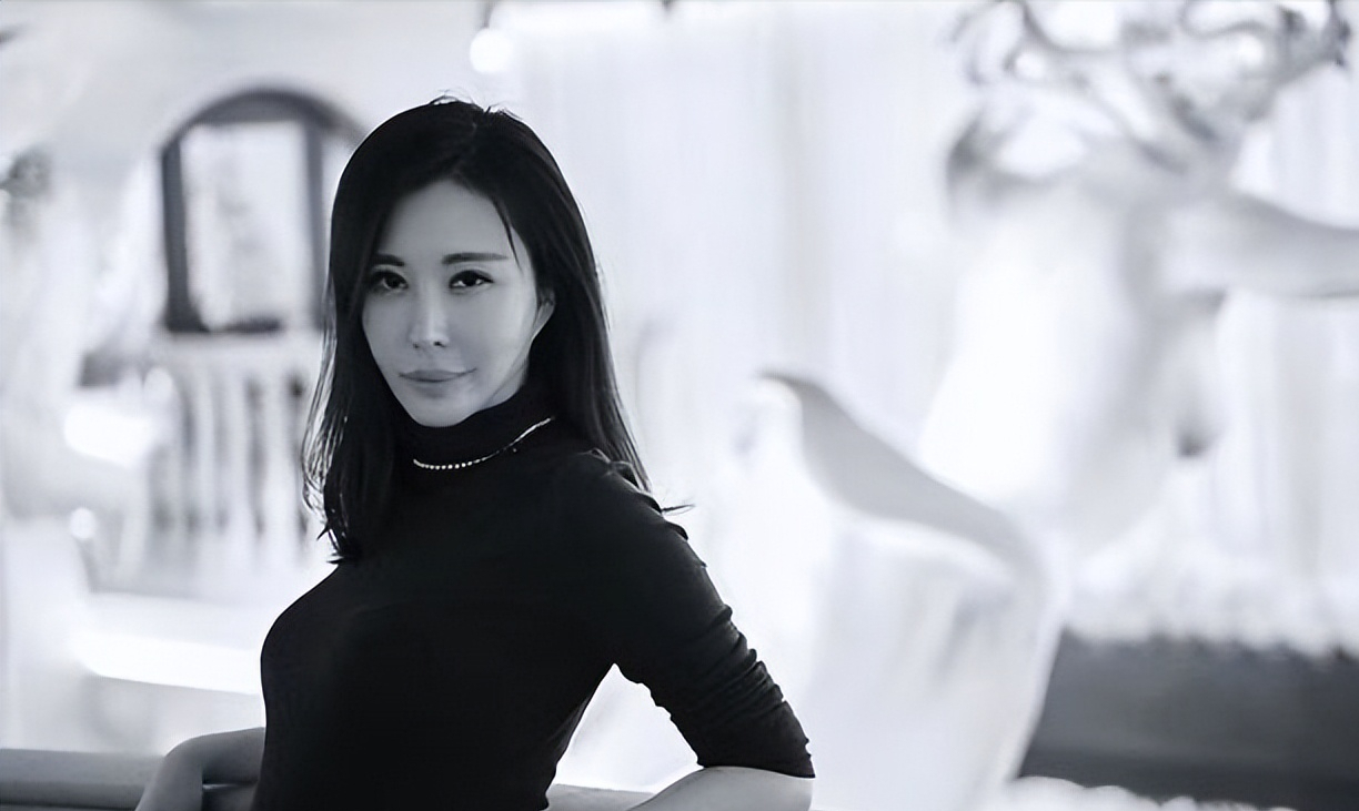 王石夫妇泰国下跪拜佛还愿田朴珺脖颈纹身瞩目3岁女儿疑随行