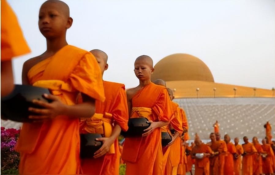 王石夫妇泰国下跪拜佛还愿田朴珺脖颈纹身瞩目3岁女儿疑随行