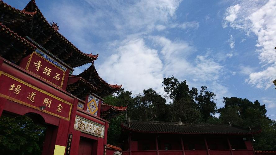 回顾08年汶川地震高僧破三戒收留孕妇诞生108名罗汉娃后如何