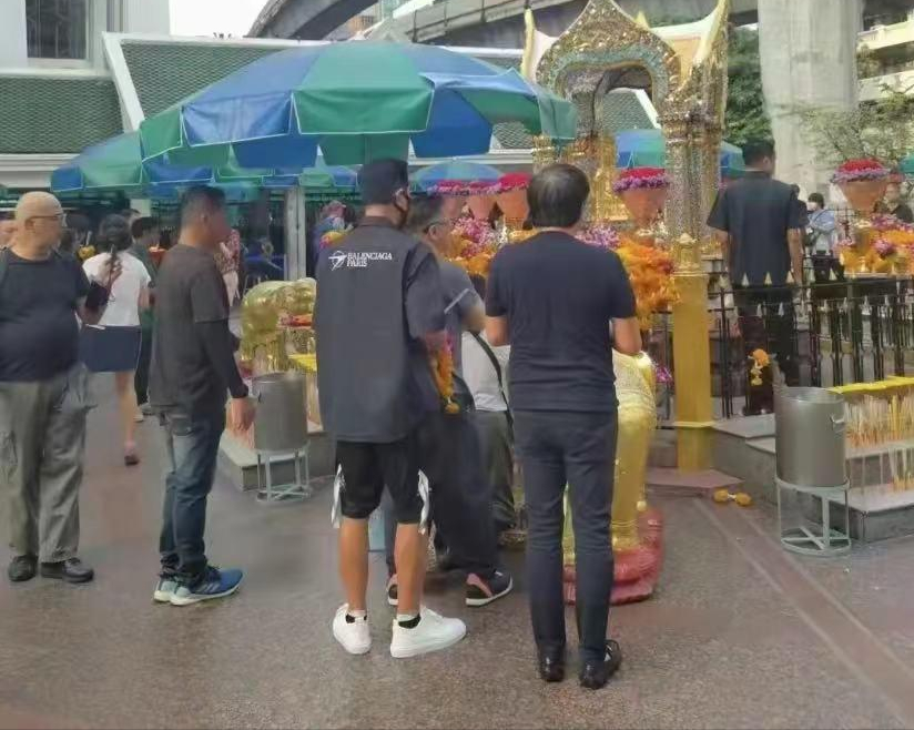 古天乐现身泰国拜四面佛送4头金象眼神上热搜王石夫妇也在