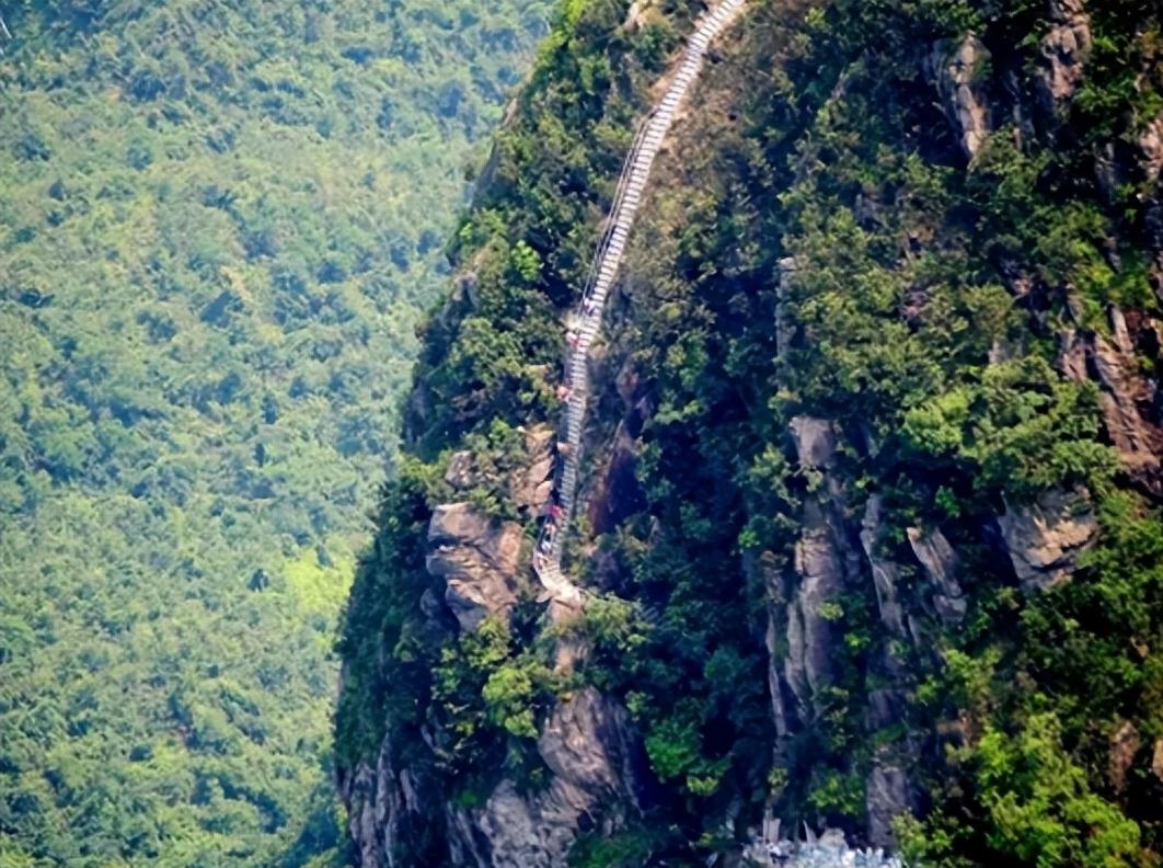 纪实19岁重庆小伙带寡妇私奔隐居深山50年凿出6208级爱情天梯