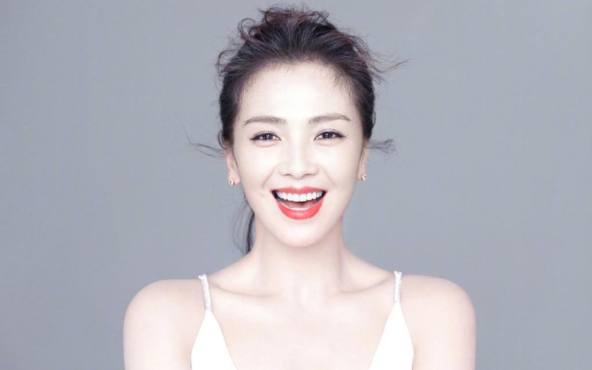 刘涛米兰时装周生图流出脸部僵硬法令纹深与精修图差别好大