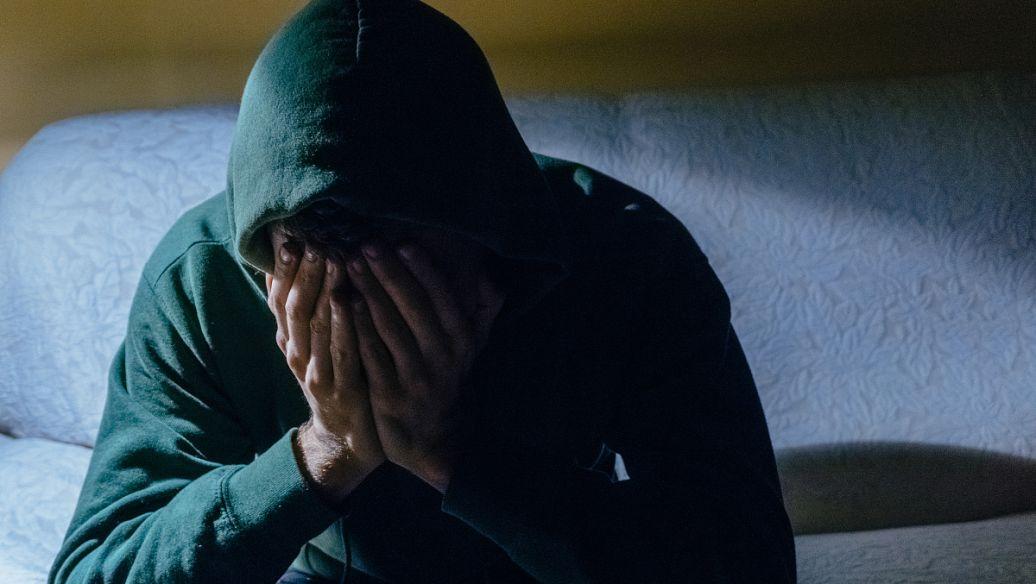 回顾双胞胎女儿不幸脑瘫妻子狠心离家出走丈夫抚养女儿