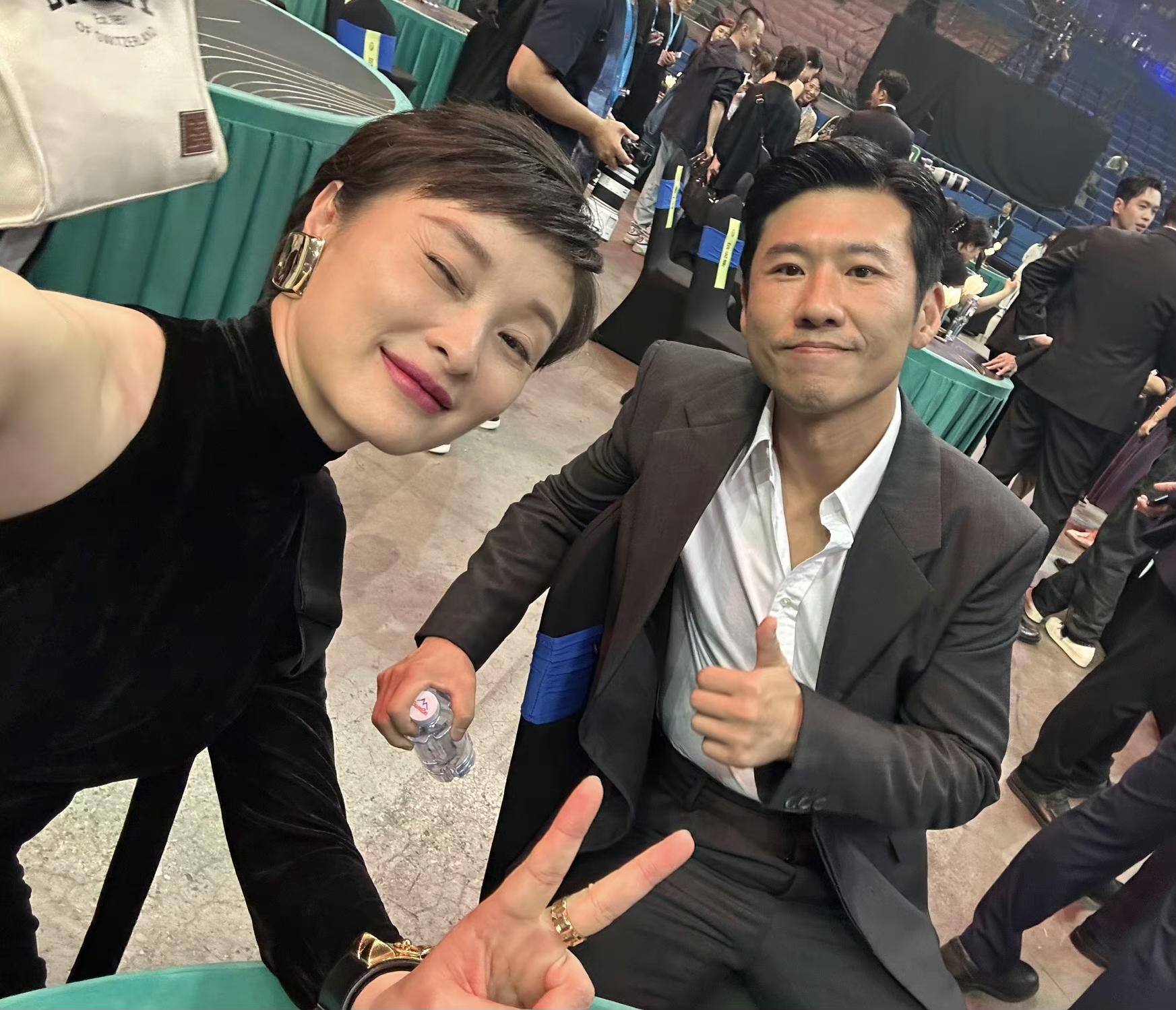 吴越脸大又显老到底算不算大美女?看看她和袁泉的合照你就有答案