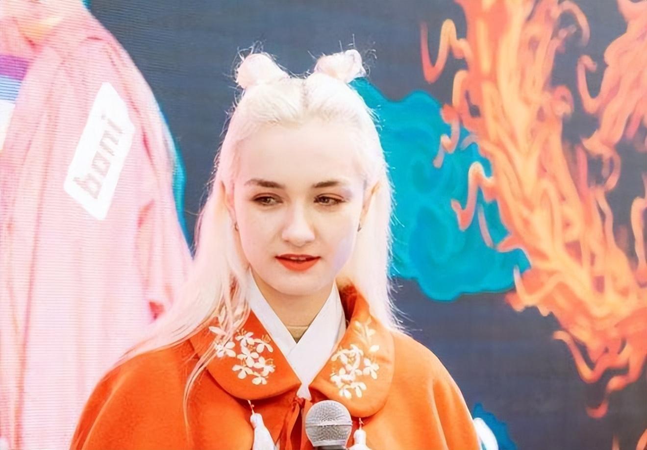 团队对视频热点的把握非常准确,从手指舞,换装,到后来的芒果哥续集