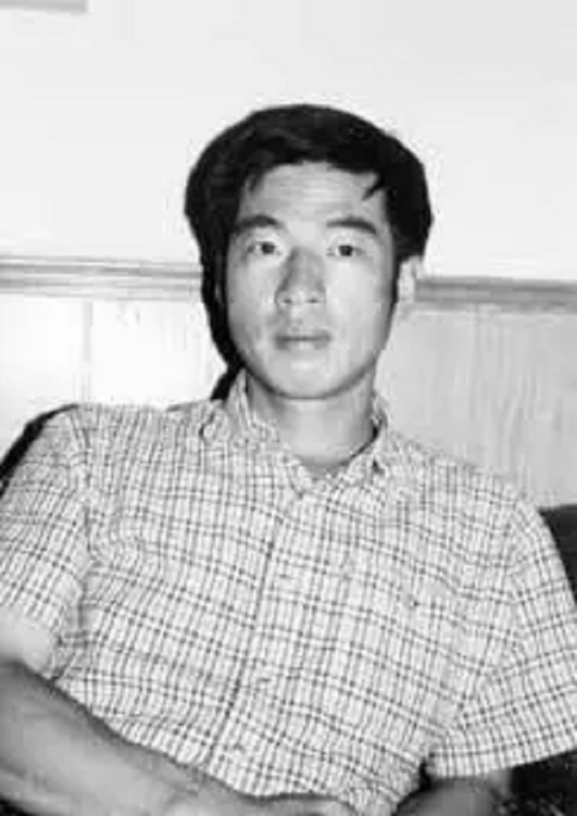 杜培武是知识分子家庭出身,父母都是高校毕业的高材生,家里几个兄弟