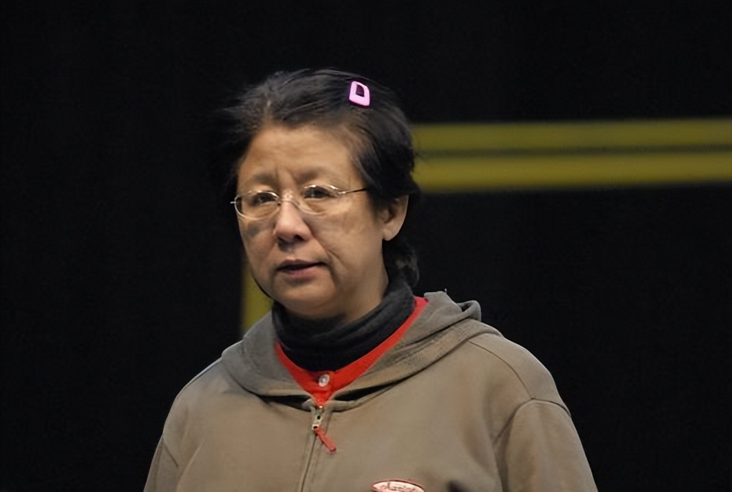 虽然娄乃鸣的样貌只是普通水平,但她的导演能力为自己打开了另一扇门