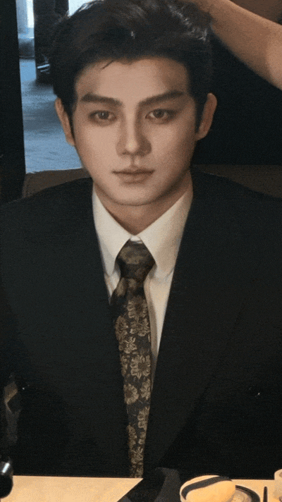 就坤哥这般接地气的形象,再爆改,能改成什么样啊.