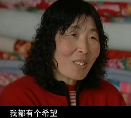 安抚好妻子的情绪,老陈踏上了返回整形医院的路,这