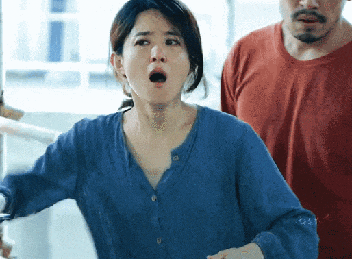 尽管没有精心打扮的外表,她头发乱糟糟,双眼通红,还不会表情管理,但她