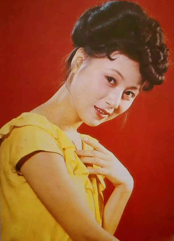 回顾黄梅戏吴亚玲24岁嫁院长老公成五朵金花中幸福的女人