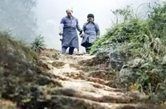 刚来到山顶上这一块平坦的土地时,一切东西都需要刘国江和徐朝清二人